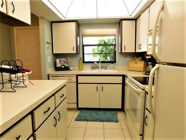 Building Photo - 935 Capri Isles Blvd