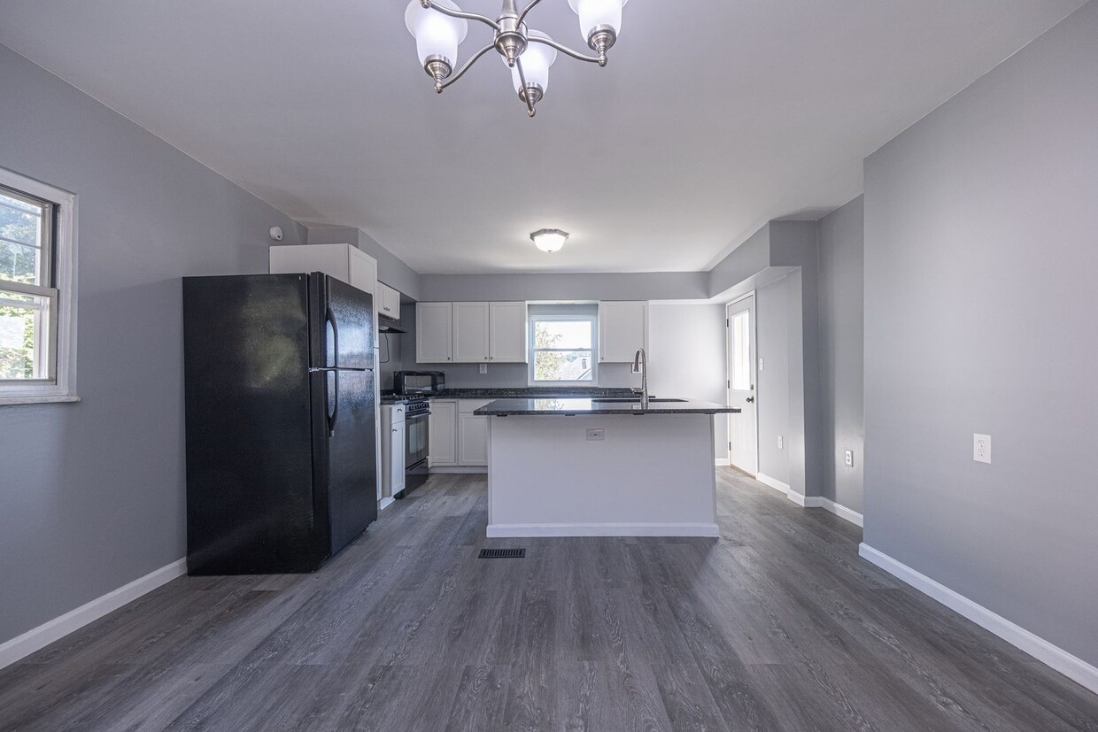 Primary Photo - Spacious 4 Bedroom 2.5 Bath Home For Rent