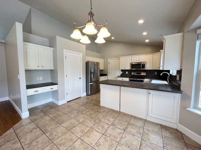 Building Photo - 5 Bedroom/3 Bathroom Home in Lehi