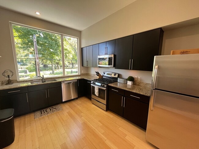 Foto del edificio - 1565 E 118th St