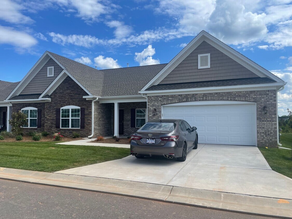 3 Bedroom End Unit Townhome New Construc... House Rental in High