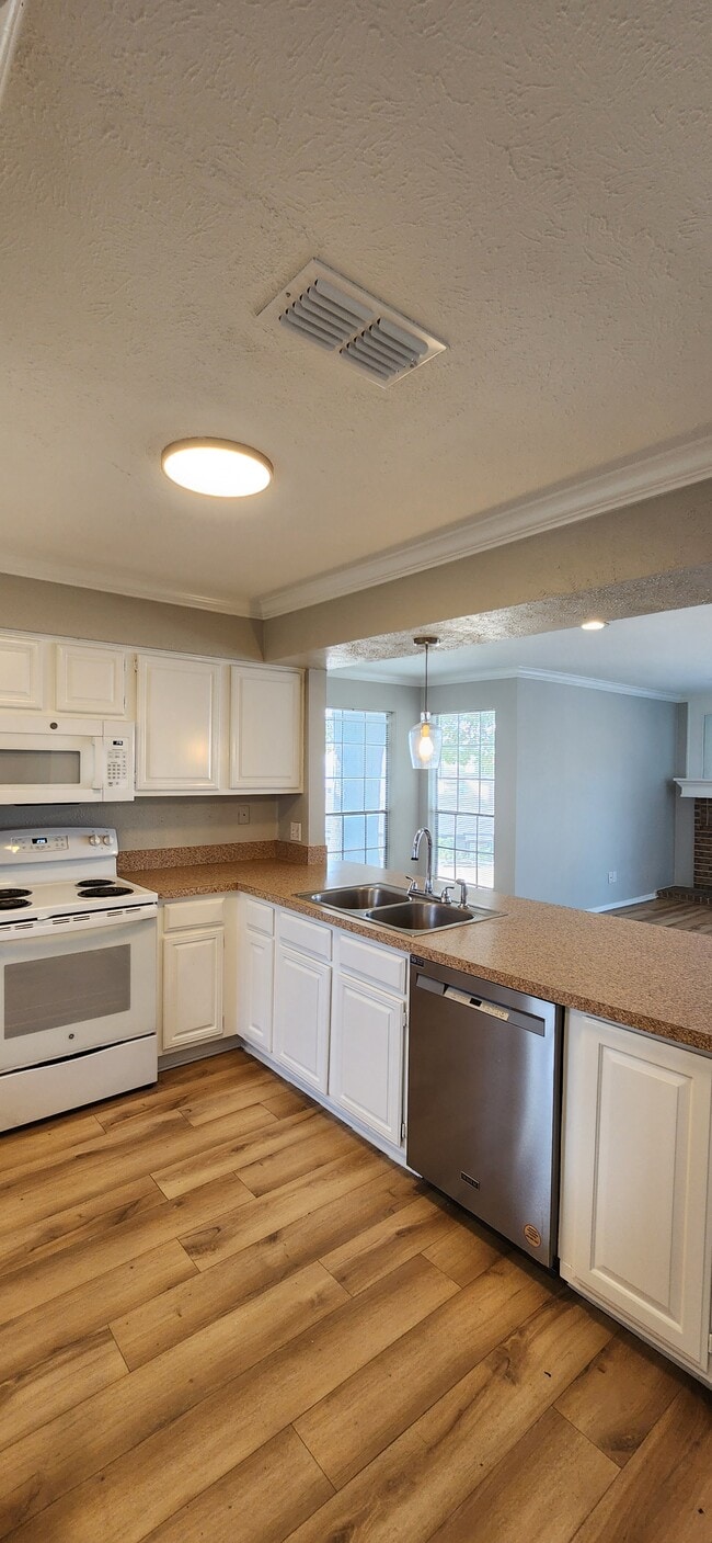 Foto del edificio - 103 Henry M Chandler Dr