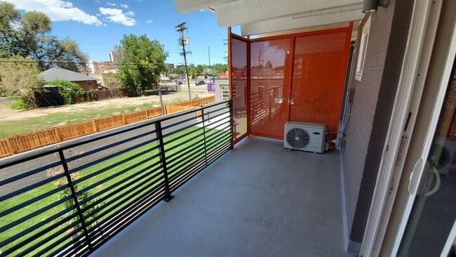 Building Photo - Beautifully Remolded Studio in Convenient Neighborhood