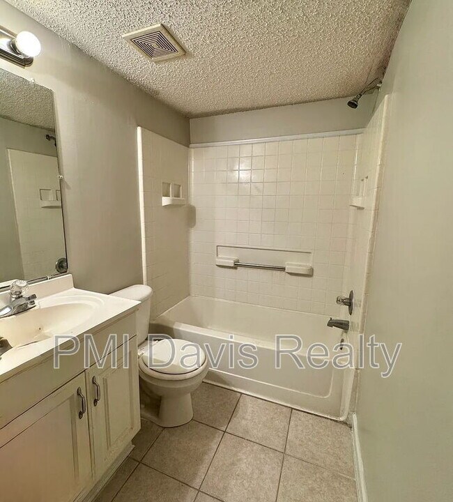 Building Photo - 1845 Lindberg Dr