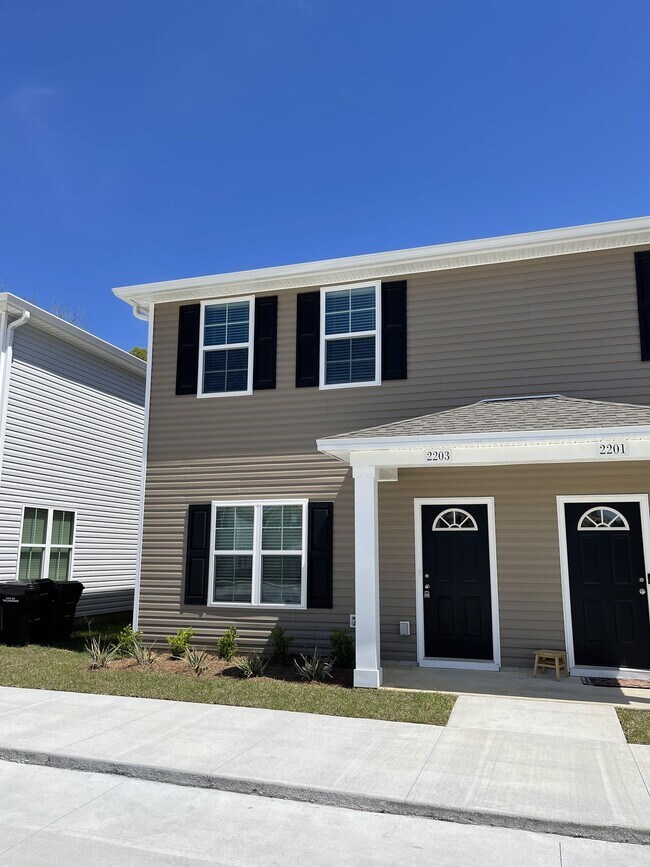 Building Photo - 2203 Cedarbrook Ct