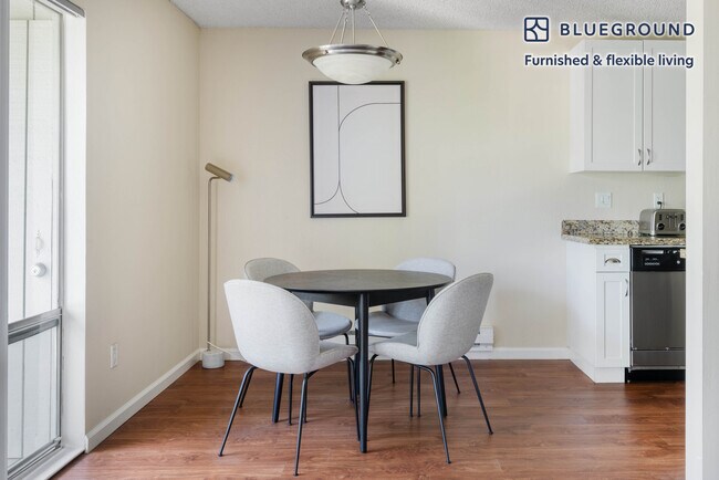 Foto del edificio - 877 Heatherstone Way