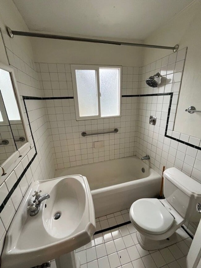 Building Photo - Wallingford Home. 4 beds, 2 bath. garage.