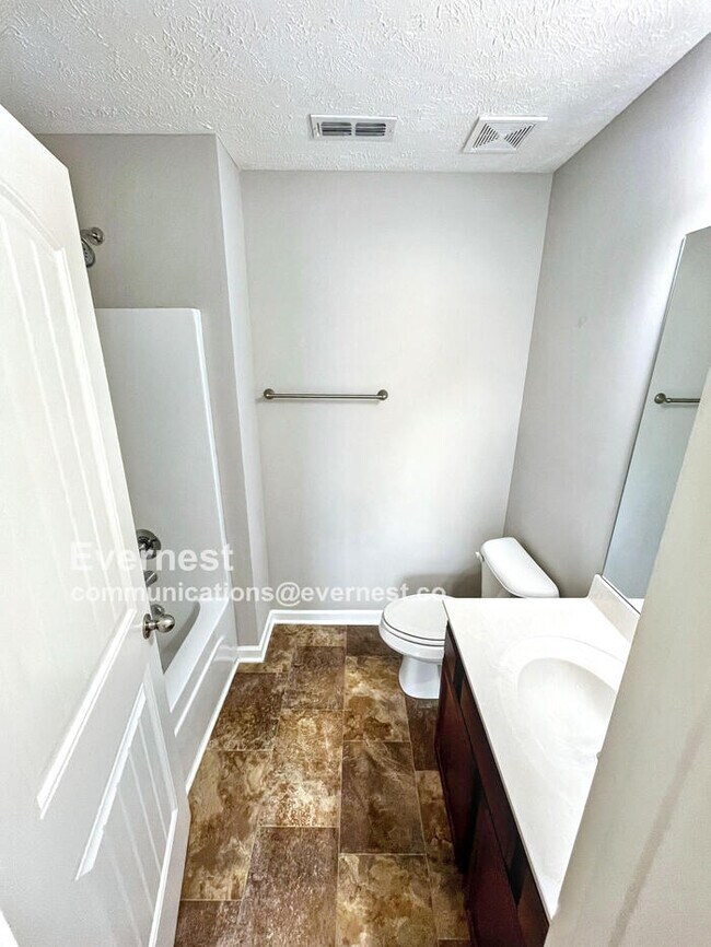 Foto del edificio - Charming 2BR Townhouse with Modern Comfort...