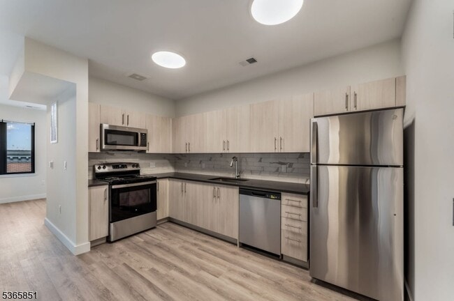 Building Photo - 72 S Essex Ave