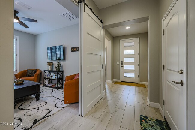 Foto del edificio - 16904 W Holly St