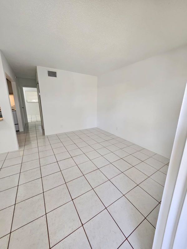 Building Photo - 1150 NE 17th Ct