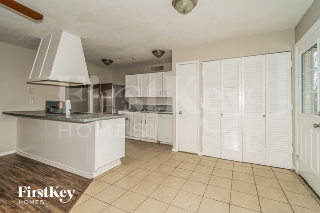 Foto del edificio - 6403 Redwood Ln