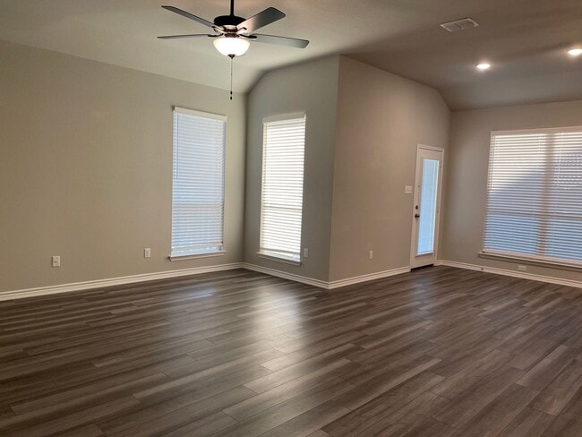 Building Photo - Available Now! 3 bed, 2 bath, Park Meadows...