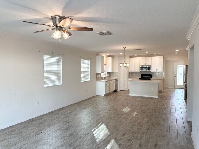 Foto del edificio - FOR RENT - 4 BEDROOM/ 2 BATHROOM HOUSE WITH POOL IN DAVENPORT