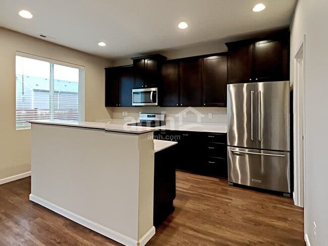 Building Photo - 246 Jasmine Ln N