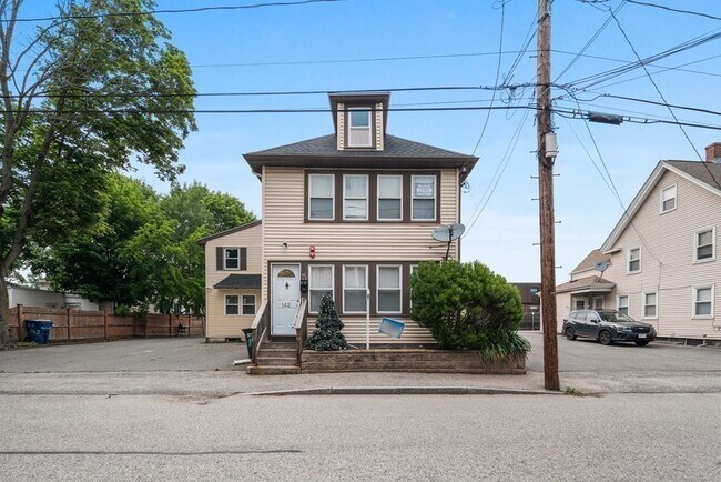 Building Photo - 142 S Walnut St