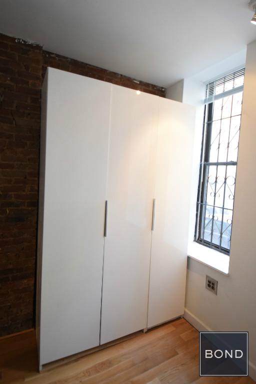 Building Photo - 626 E 9th St