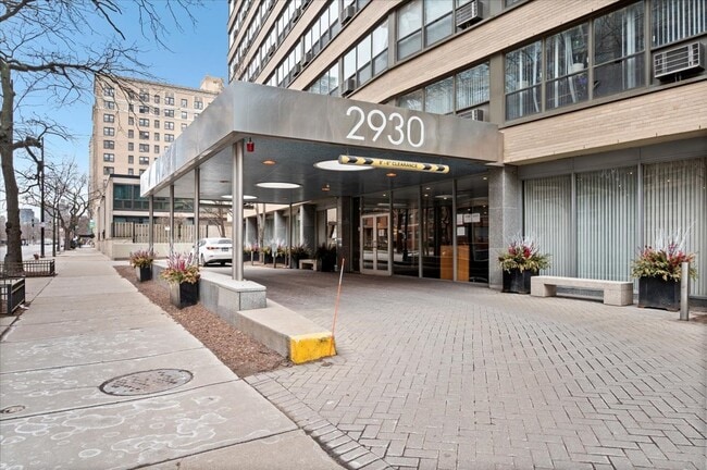 Building Photo - 2930 N Sheridan Rd