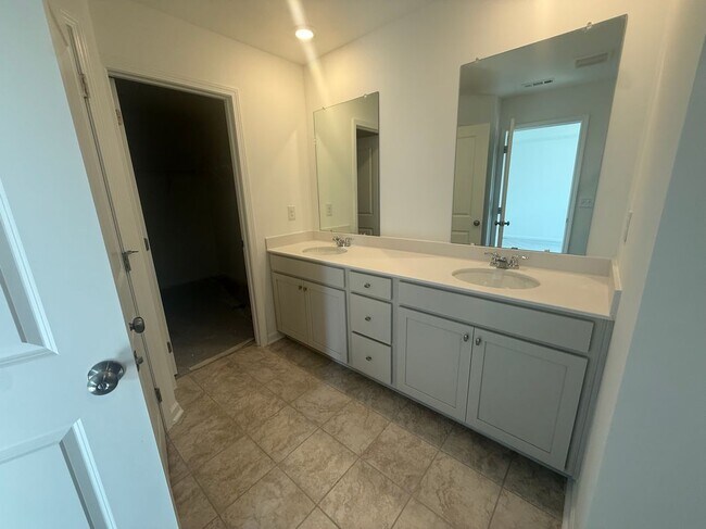 Building Photo - 6204 Kenbrook Dr