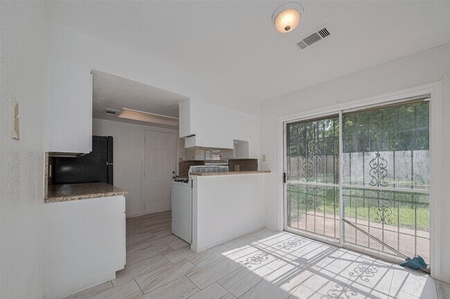 Foto del edificio - 8406 Banting St