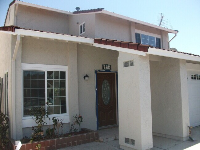 Building Photo - 4 bedroom home/ 2.5 Bath Single Family Hom...