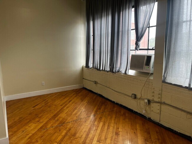 Building Photo - 1415 Kemper St
