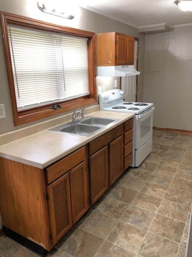 Building Photo - 2 Bed Ranch-Style House