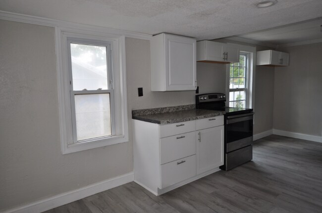 Building Photo - 914 23rd St W