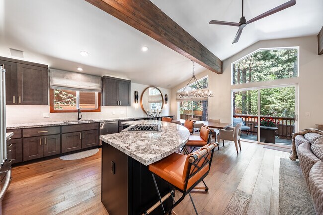 Building Photo - 198 Country Club Dr