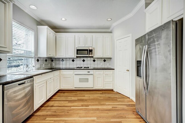 Kitchen granite tops stainless appliances - 1426 Crocker St