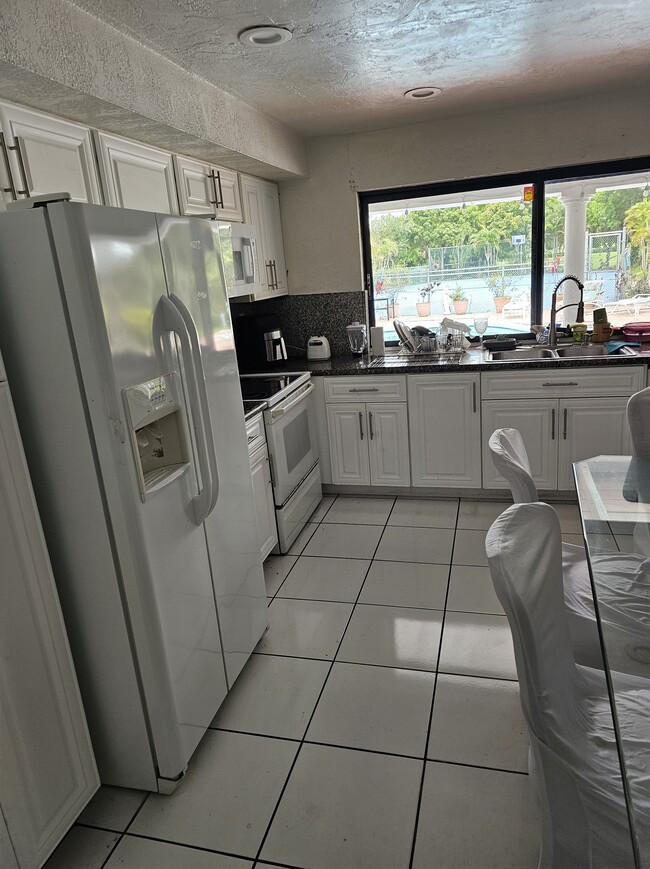 Foto del edificio - 740 Bluebird Ln