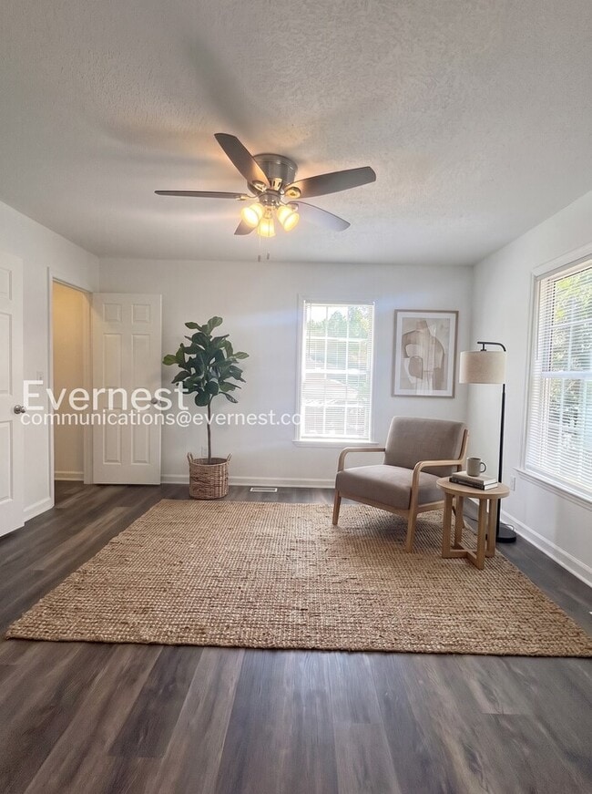 Foto del edificio - 3 Bed, 2 Bath Home with Off-Street Parking / Available Now!