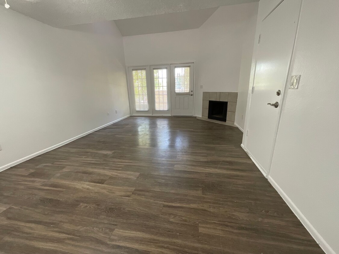 Foto principal - 2 Bedroom townhome with garage! Remodeled ...