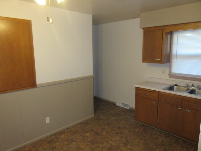 Building Photo - 380