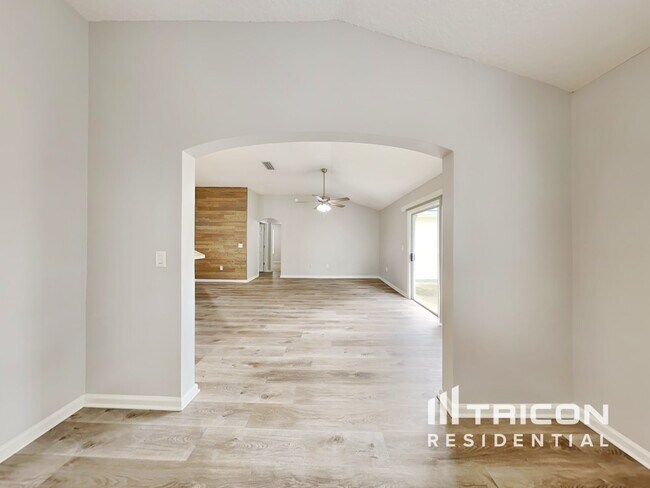 Foto del edificio - 2450 Creekfront Dr