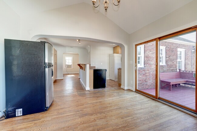 Habitación familiar espaciosa y soleada con pisos de madera. - 4607 N Carlin Springs Rd