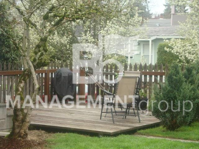 Building Photo - Charming Sellwood Home Offers Lots of Char...