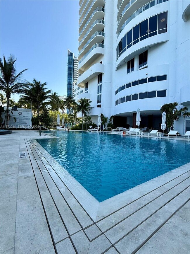 Foto del edificio - 6365 Collins Ave