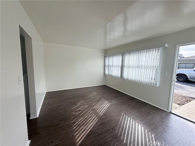 Foto del edificio - 24638 Eshelman Ave