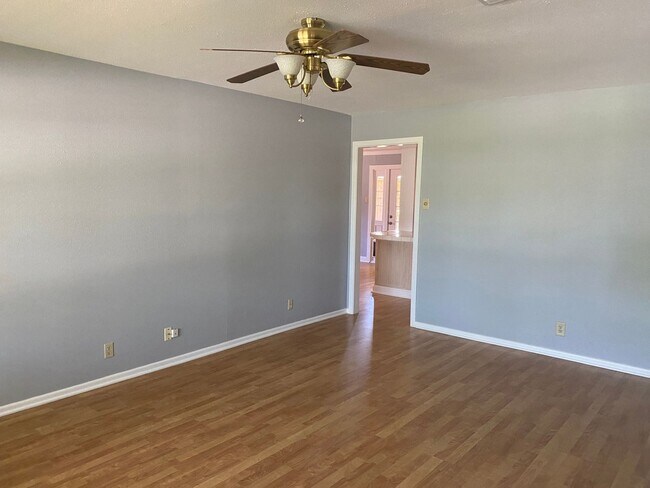 Building Photo - 3/2/2 in Quiet Sherman Neighborhood Near F...
