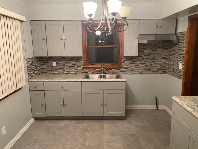 Foto del edificio - 727 E 155th Ct