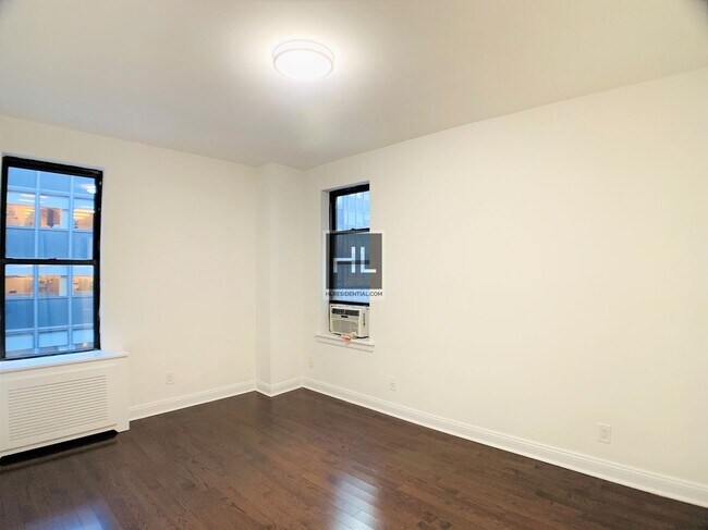 Building Photo - NO FEE One Bed in Midtown East! Won't Stay...