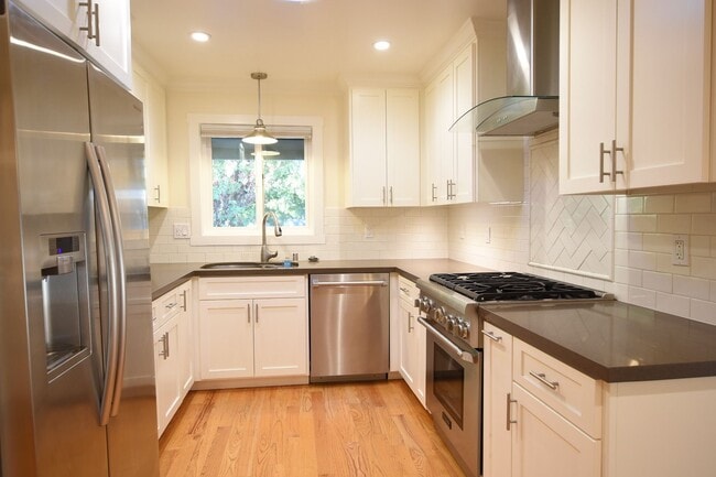 Building Photo - Gorgeous, Bright and Perfectly Appointed W...