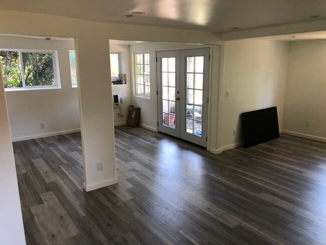LIVING ROOM/DINING ROOM - 2418 Loma Vista Pl