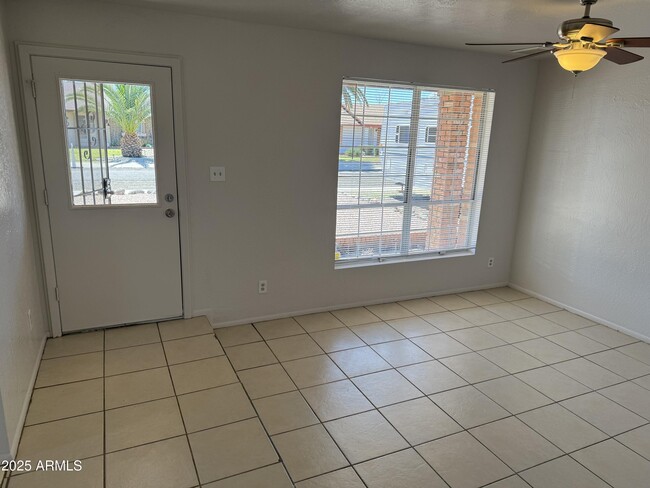 Building Photo - 420 W Sequoia Dr