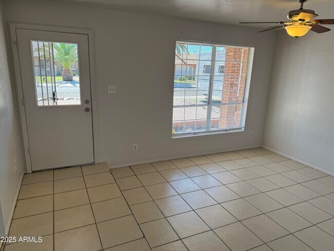 Foto del edificio - 420 W Sequoia Dr