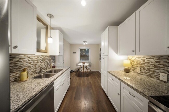 Building Photo - 1105 W 85th Terrace