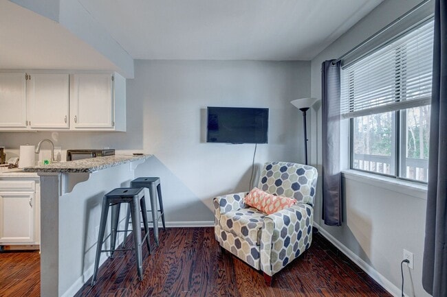 Building Photo - 1 bedroom 1 Bath Beside UNCW