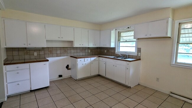 Building Photo - 1635 Roberts. 3 bedroom, 2 bath house with...