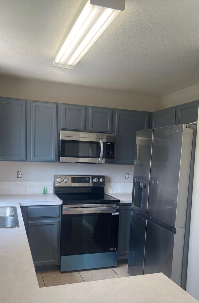 Building Photo - Spacious two story home with finished base...
